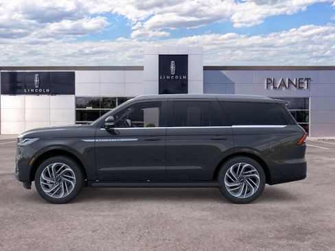 New 2026 Lincoln Navigator Premiere AWD/4WD image 3