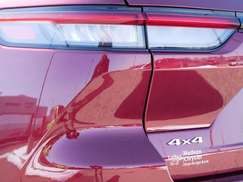 Used 2025 Jeep Grand Cherokee Limited w/ Luxury Tech Group II image 17