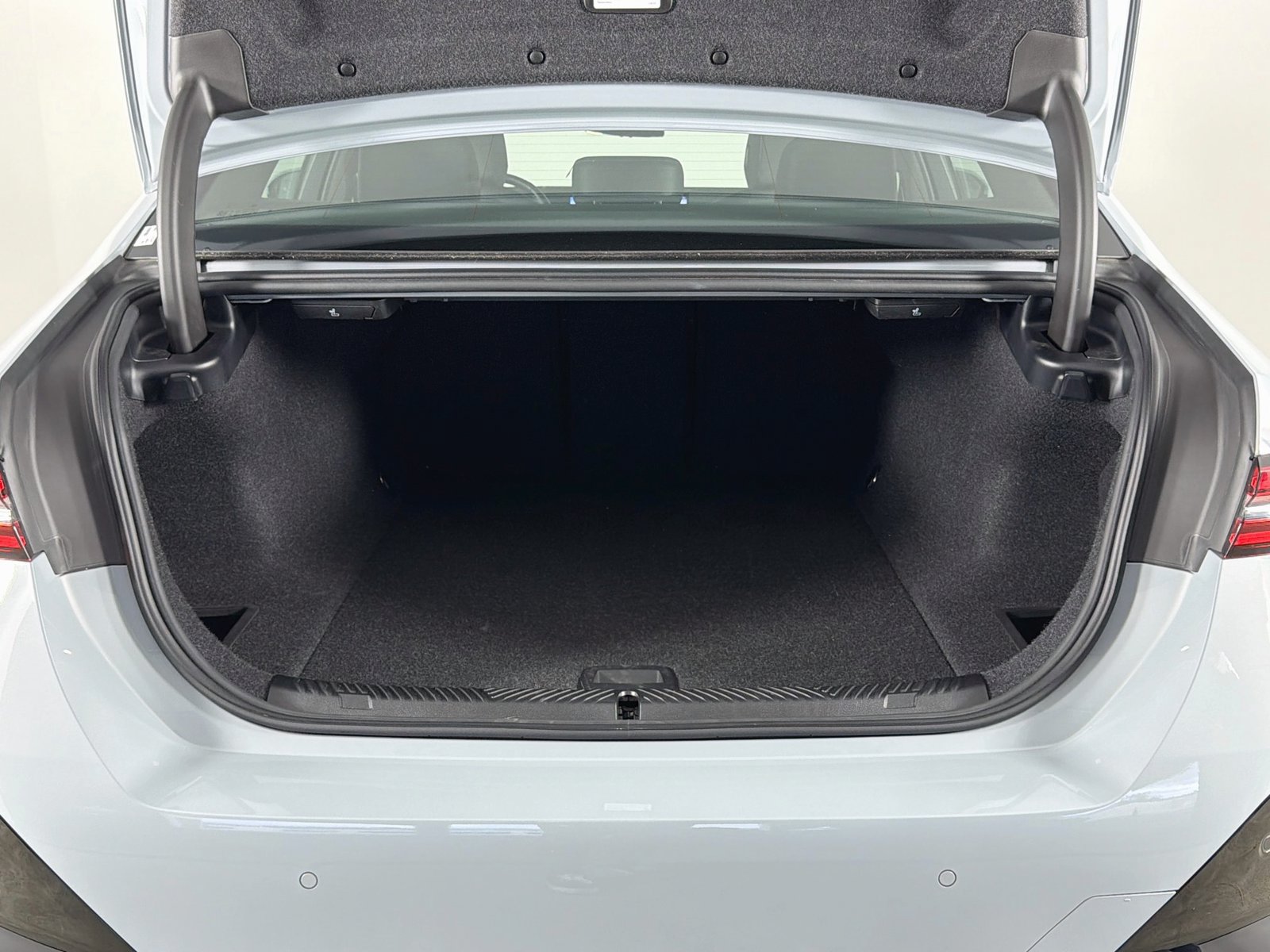 Certified 2024 BMW i5 eDrive40i w/ M Sport Package RWD image 28