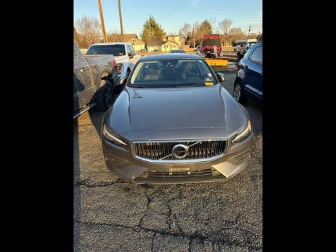 Used 2019 Volvo S60 T6 Momentum w/ Premium Package image 3