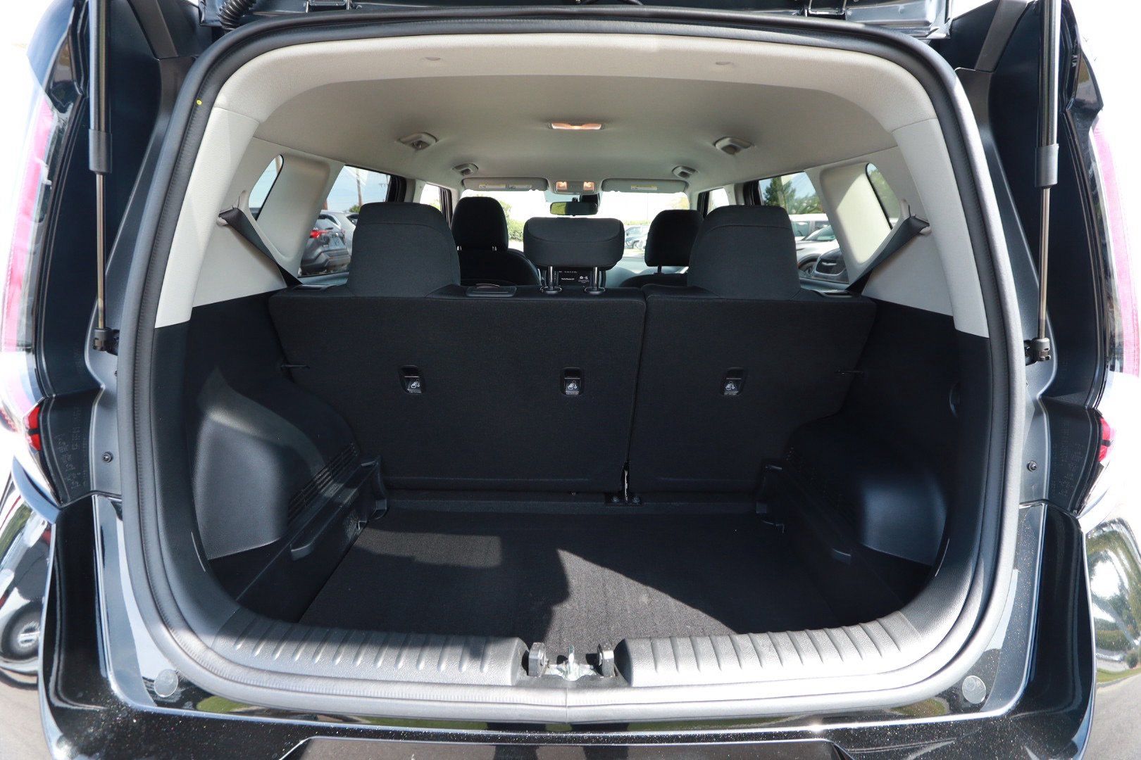 Used 2025 Kia Soul LX w/ LX Technology Package FWD image 24