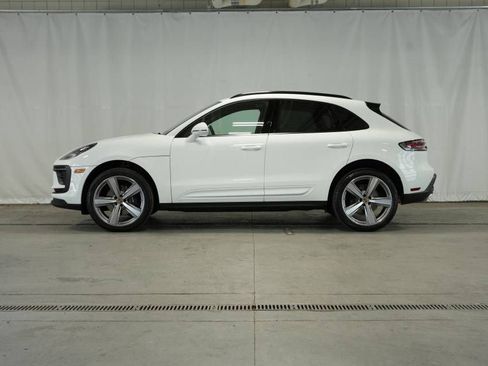 Certified 2025 Porsche Macan AWD/4WD image 2