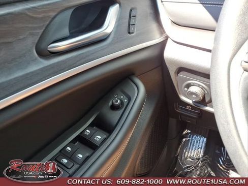 Used 2023 Jeep Grand Cherokee L Limited w/ Black Appearance Package AWD/4WD image 29