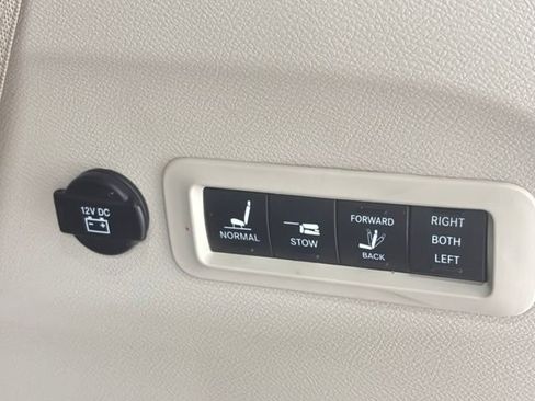 Used 2018 Chrysler Pacifica Limited w/ Tire & Wheel Group FWD image 10