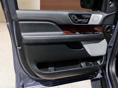 Used 2023 Lincoln Navigator L Reserve AWD/4WD image 25