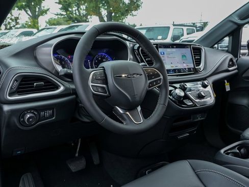 New 2026 Chrysler Pacifica Select image 14