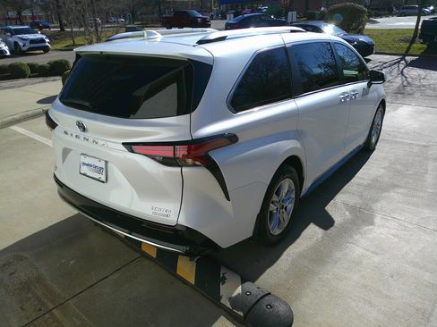 Used 2022 Toyota Sienna Limited image 12