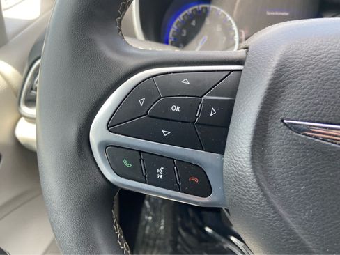 Used 2024 Chrysler Pacifica Touring-L FWD image 23