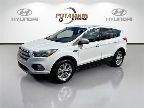 Used 2019 Ford Escape SE image 1