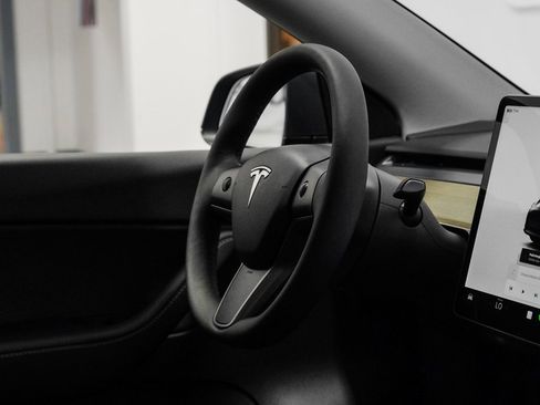 Used 2022 Tesla Model Y Long Range image 22