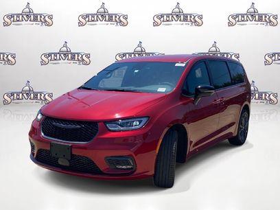 New 2026 Chrysler Pacifica Select