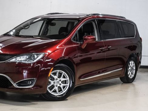 Used 2020 Chrysler Pacifica Touring-L image 6