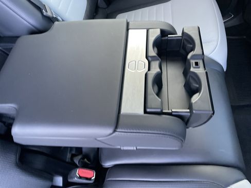 Used 2024 Land Rover Range Rover Sport SV image 22