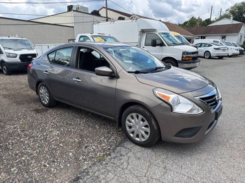Used 2016 Nissan Versa SV FWD image 5