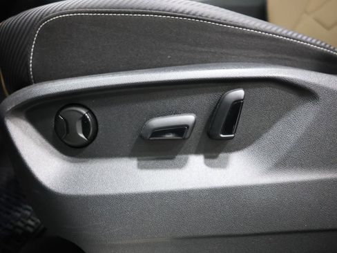 Used 2025 Volkswagen Atlas Cross Sport SE w/ Panoramic Sunroof Package AWD/4WD image 14