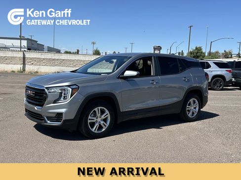 Used 2024 GMC Terrain SLE image 1