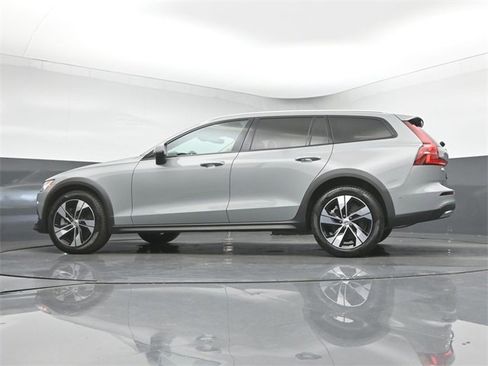 Used 2024 Volvo V60 B5 Cross Country Plus image 39