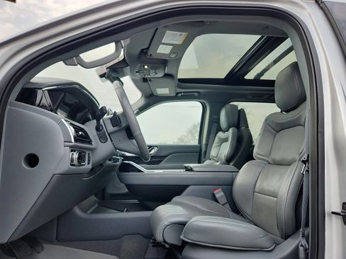 Used 2019 Lincoln Navigator Reserve image 13