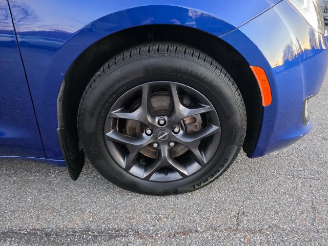 Used 2020 Chrysler Pacifica Touring-L Plus FWD image 13