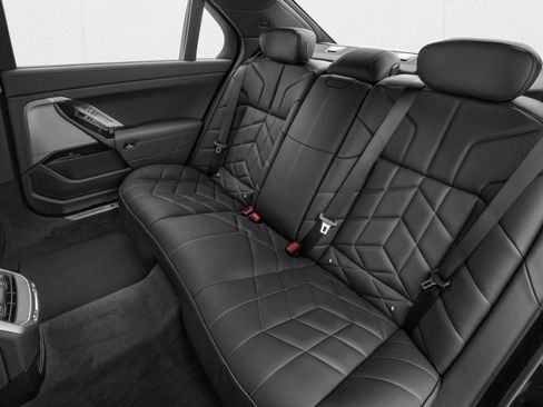 New 2026 BMW 750e xDrive AWD/4WD image 9