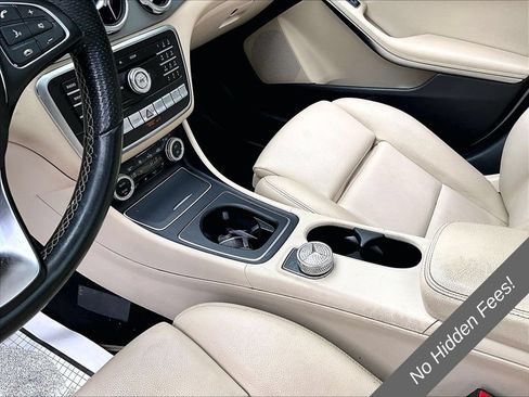 Used 2019 Mercedes-Benz GLA 250 4MATIC w/ Premium Package image 12