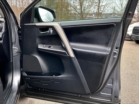 Used 2018 Toyota RAV4 XLE image 21