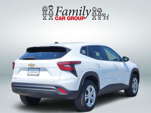 Used 2025 Chevrolet Trax LS FWD image 4