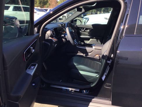 Used 2025 Mercedes-Benz GLC 300 image 3