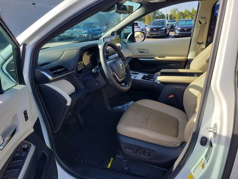 Used 2022 Toyota Sienna Limited FWD image 15