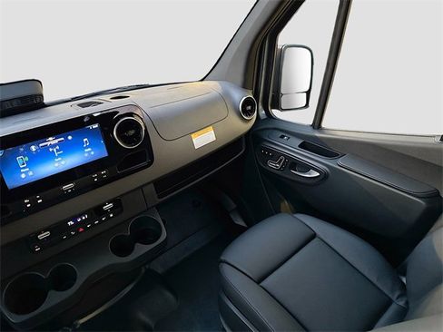 Used 2025 Mercedes-Benz Sprinter 2500 image 23