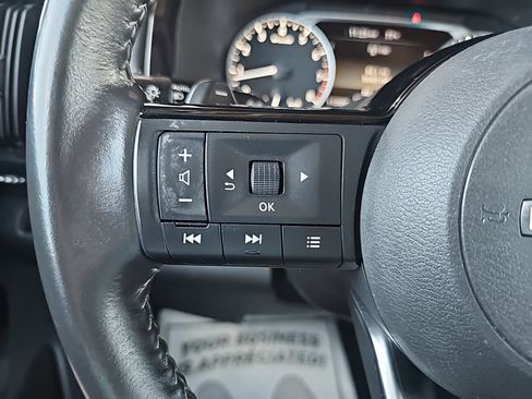 Used 2023 Nissan Pathfinder SV w/ Black Appearance Package AWD/4WD image 18