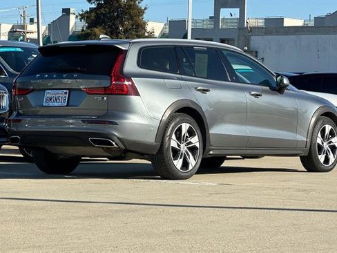 Used 2020 Volvo V60 T5 Cross Country image 3
