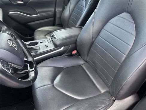 Used 2020 Toyota Highlander XLE FWD image 12