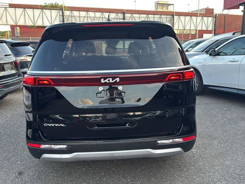Used 2024 Kia Carnival LX FWD image 3