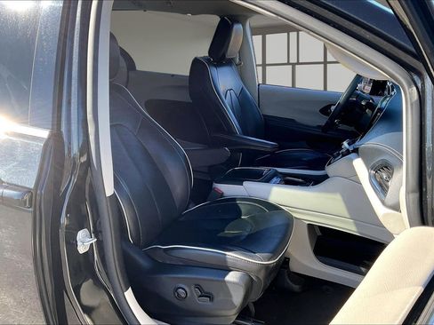 Used 2023 Chrysler Pacifica Limited FWD image 30