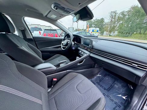 Used 2021 Hyundai Elantra SE image 12
