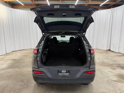 Used 2017 Jeep Cherokee Latitude w/ Cold Weather Group AWD/4WD image 22