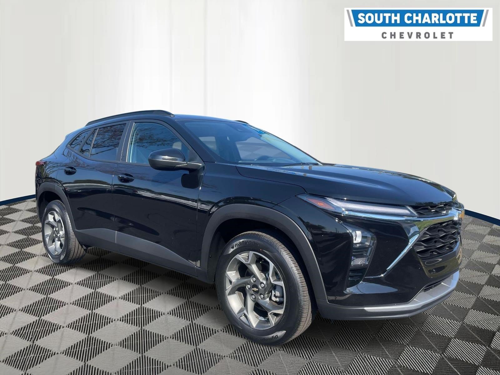 Used 2025 Chevrolet Trax LT w/ LT Convenience Package FWD image 3
