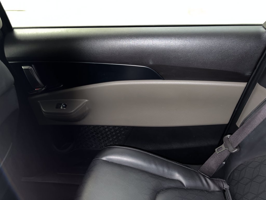 Used 2025 Kia Carnival FWD image 42