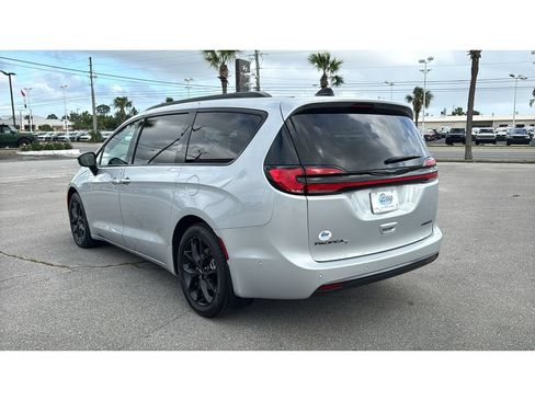 Used 2023 Chrysler Pacifica Limited w/ Uconnect Theater Family Group FWD image 4