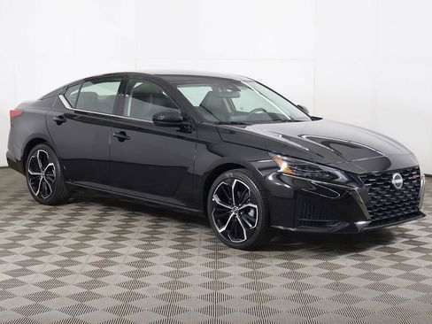 Used 2025 Nissan Altima 2.5 SR FWD image 2