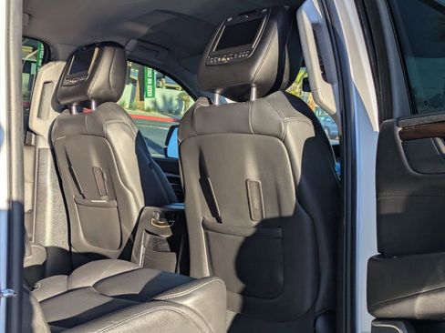 Used 2017 Cadillac Escalade ESV 4WD image 17