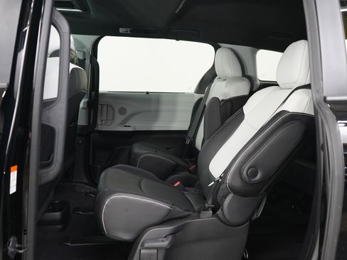 Used 2025 Toyota Sienna LE AWD/4WD image 20