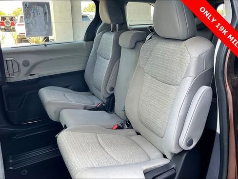 Used 2022 Toyota Sienna LE w/ LE Plus Package image 25