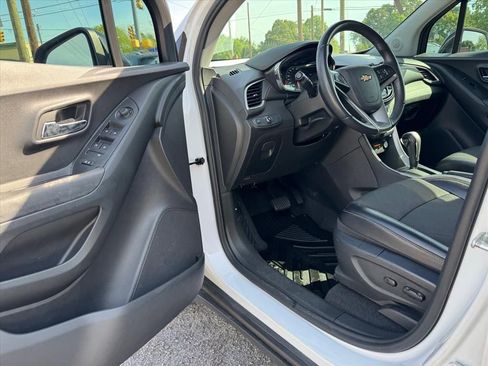Used 2019 Chevrolet Trax LT w/ Redline Edition FWD image 13