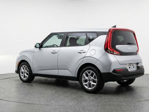 Used 2025 Kia Soul LX w/ LX Technology Package FWD image 6