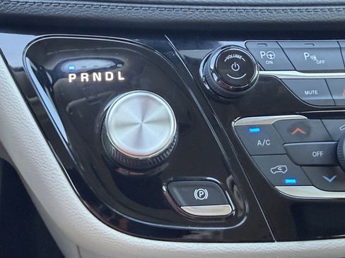 Used 2020 Chrysler Pacifica Limited w/ Advanced Safetytec Group image 30