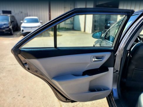 Used 2017 Toyota Camry SE w/ Moonroof Package FWD image 24