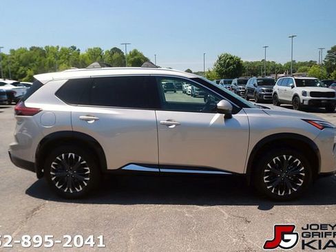 Used 2025 Nissan Rogue Platinum w/ Platinum Premium Package FWD image 8