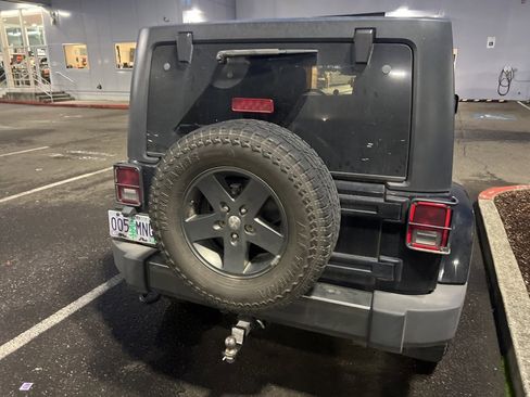 Used 2013 Jeep Wrangler Unlimited Freedom Edition image 4